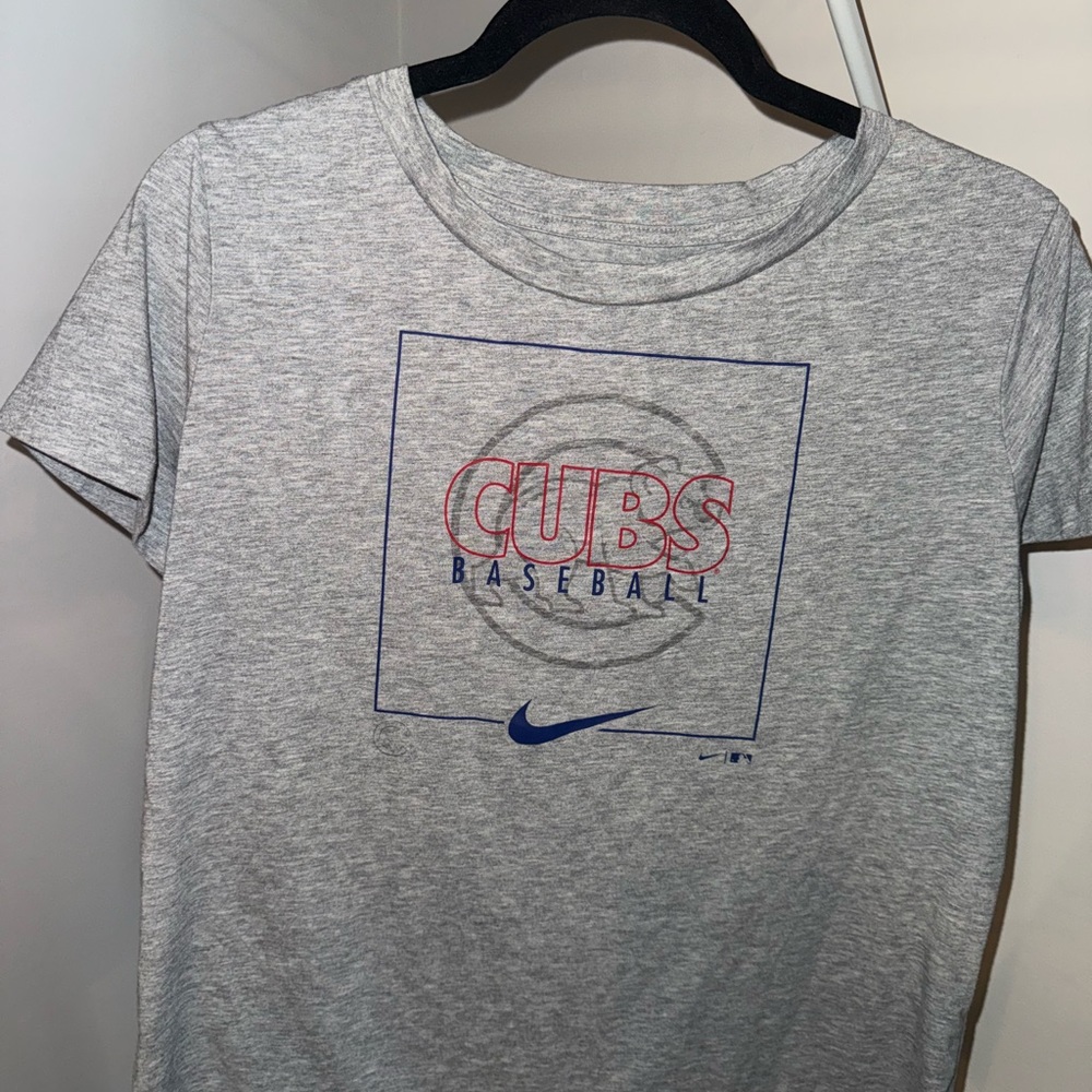 Men’s medium Cubs Nike Gray Athletic T-Shirt